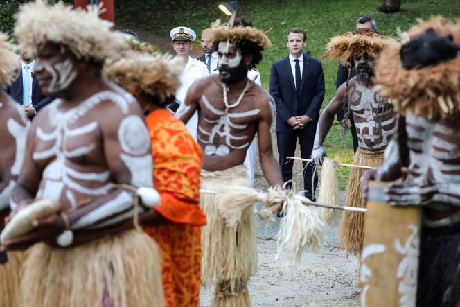Emmanuel Macron assiste à une cérémonie traditionnelle au centre culturel Jean-Marie Tjibaou à Nouméa, le 5 mai.