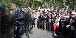 Ένα μπουκάλι νερό ρίχνεται στη γαλλική Αστυνομία και έρχονται αντιμέτωποι με διαδηλωτές στο La Bastille Όπως Χιλιάδες συγκεντρώθηκαν κατά τη διάρκεια μιας διαμαρτυρίας που ονομάστηκε το «Κόμμα για Macron» (Πανηγύρι έχει Macron) ενάντια στις πολιτικές του Γάλλου προέδρου κατά την πρώτη επέτειο εκλογής de son , 5 Μαΐου 2018, στο Παρίσι.  Απεικονίζοντας το αντικείμενο της οργής τους, όπως ο Ναπολέων, Δράκουλας, ο Δίας, έναν τραπεζίτη, ο βασιλιάς και η Μάργκαρετ Θάτσερ, δεκάδες χιλιάδες τερο μέσα από το κέντρο του Παρισιού σε ένδειξη διαμαρτυρίας για τον Πρόεδρο contre σαρωτικές μεταρρυθμίσεις Εμμανουήλ Macron, ένα χρόνο μετά την ανάληψη των καθηκόντων.  / AFP / Ζακαρία ΑΒΔΕΛΚΑΦΙ