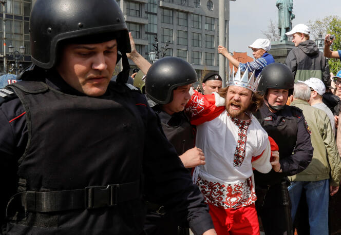 Un manifestant contre « le tsar Poutine »  arrêté lors de la manifestation contre le président russe, à Moscou, le 5 mai.
