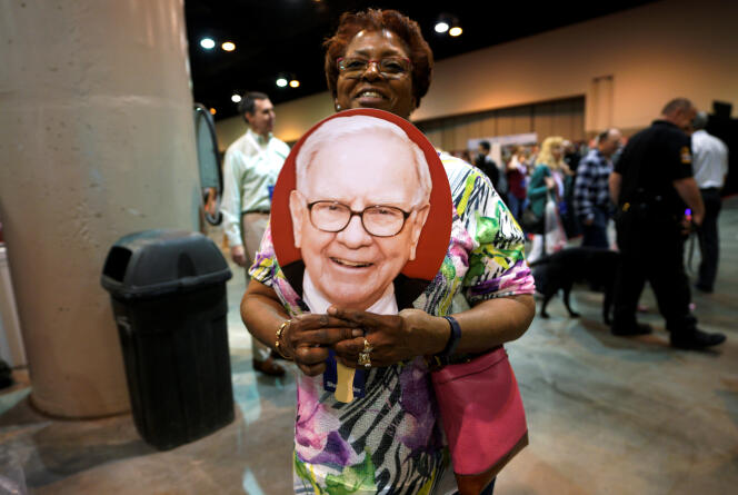 Une actionnaire de Berkshire Hathaway pose avec un portrait de Warren Buffet, lors de l’assemblée générale de sa compagnie, à Omaha (Nebraska), le 5 mai.