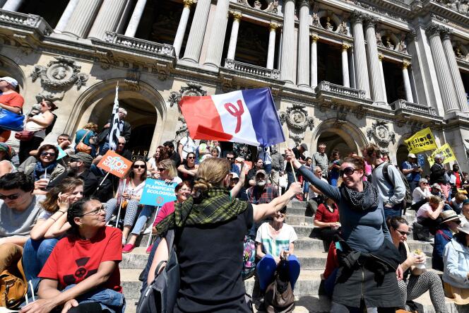 Un drapeau français portant le sigle du parti La France insoumise lors de « la Fête à Macron », place de l’Opéra, à Paris, le 5 mai.