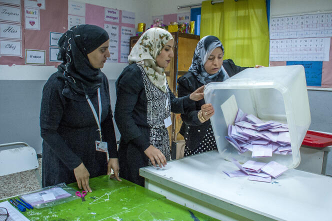 Dépouillement des votes dans un bureau de vote de Tunis, le 6 mai.