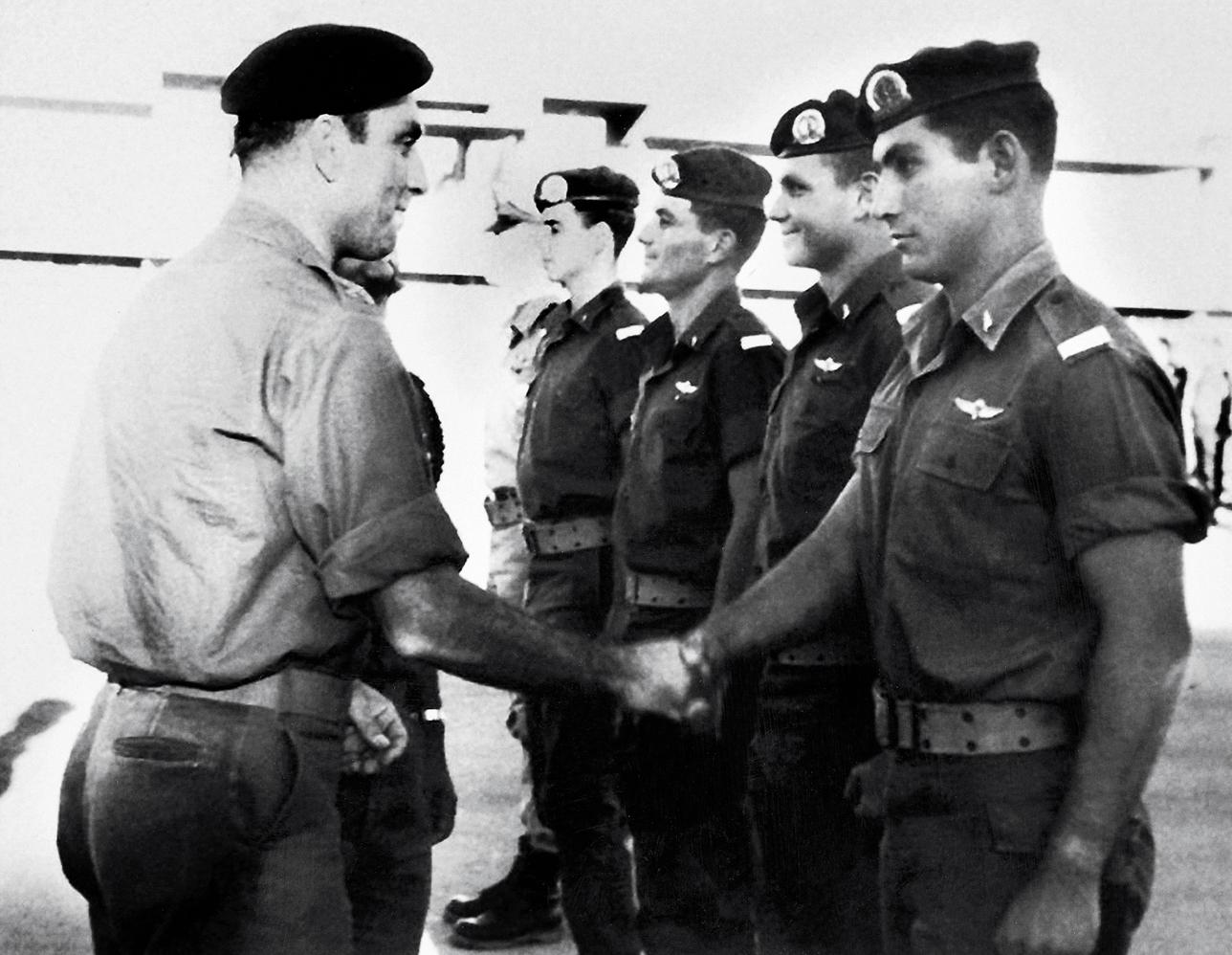 Benyamin Nétanyahou suit des études aux Etats-Unis. Il effectue son service militaire et devient officier en Israël.