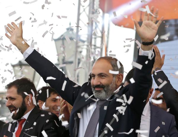 Ancien opposant, le nouveau premier ministre arménien, Nikol Pachinian, est acclamé par la foule, le 8 mai 2018.