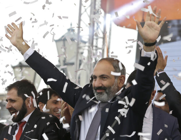 Ancien opposant, le nouveau premier ministre arménien, Nikol Pachinian, est acclamé par la foule, le 8 mai 2018.