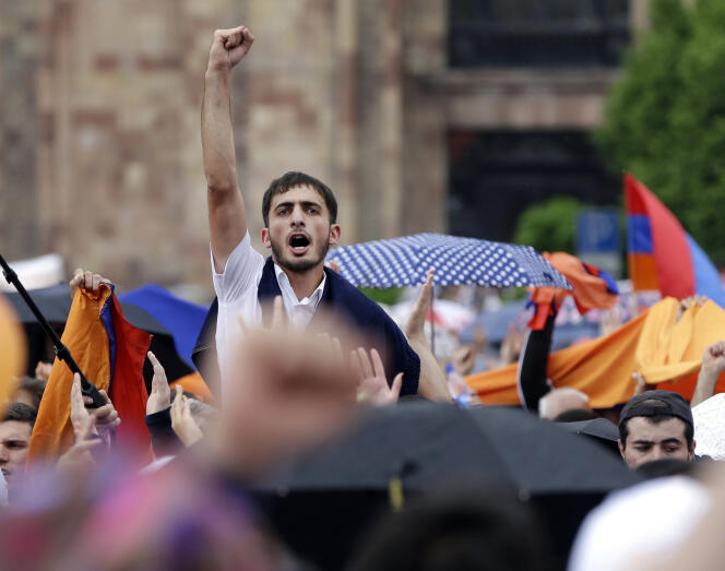 Des dizaines de milliers de partisans de Nikol Pachinian célèbrent son élection au poste de premier ministre, le 8 mai 2018 à Erevan, en Arménie.