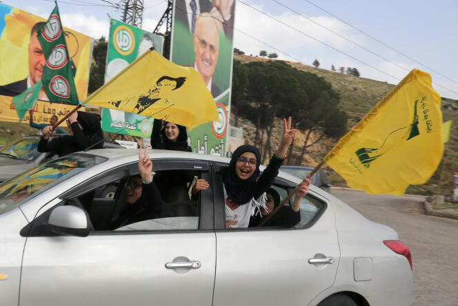 Des supporteurs du mouvement Hezbollah célèbrent les résultats de leur parti aux élections législatives, à Marjayoun (Liban), le 7 mai.