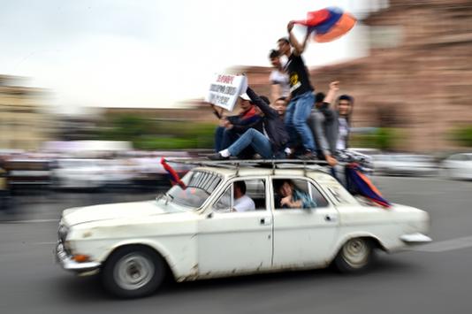 SERGEI GAPON / AFP Des soutiens de Nikol Pachinian, le 8 mai, à Erevan.