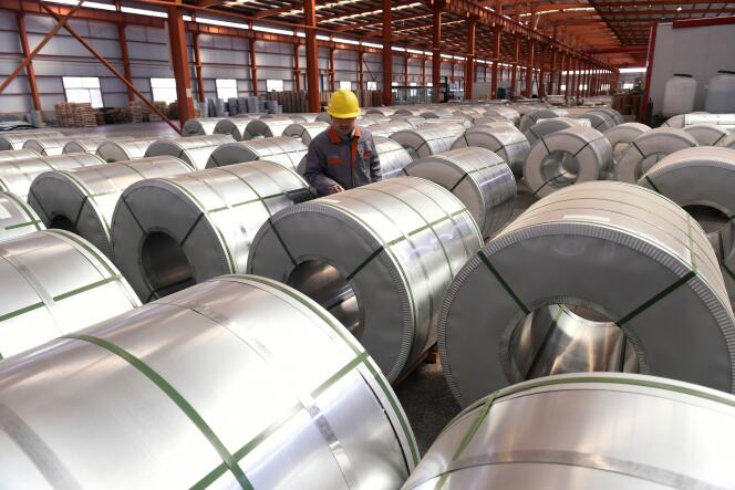 Contrôle des rouleaux d’aluminium dans une usine à Zouping, en Chine, le 7 avril.