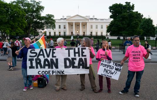 Carolyn Kaster / AP Des membres du groupe Code Pink, opposé à la guerre, manifestent devant la Maison Blanche, pour la sauvegarde de l’accord nucléaire avec l’Iran, lundi 7 mai.