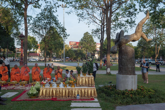 La sculpture « A ceux qui ne sont plus là » de l’artiste  franco-cambodgien Séra, inaugurée en janvier devant l’ambassade de France, à Phnom Penh.
