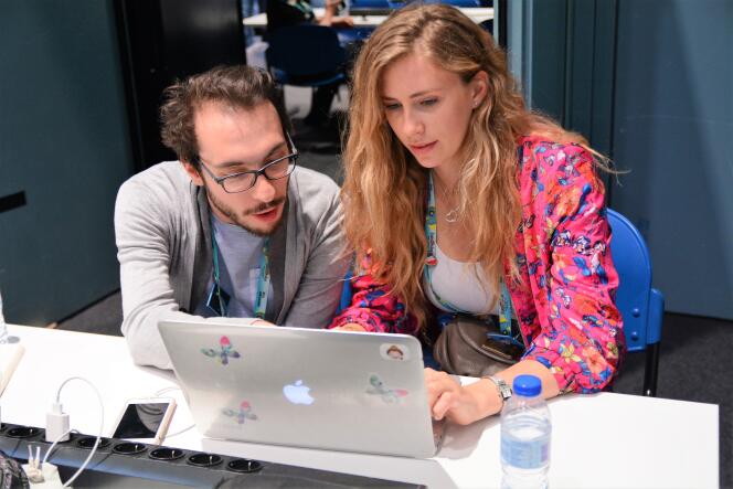 Au centre de presse, Margaux et Alexis préparent les articles et vidéos qu’ils publient chaque jour sur Concours-eurovision.fr.