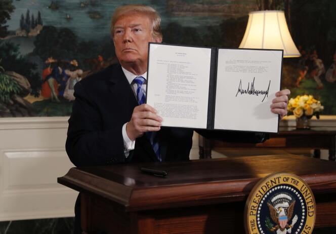 Donald Trump montre la circulaire qu’il vient de signer sur le retrait des Etats-Unis de l’accord sur le nucléaire iranien conclu en 2015.