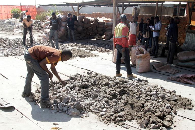 Kenny Katombe / REUTERS Dans une ancienne mine industrielle de cuivre et de cobalt devenue une exploitation artisanale près de Kolwezi, en République démocratique du Congo, en 2016.