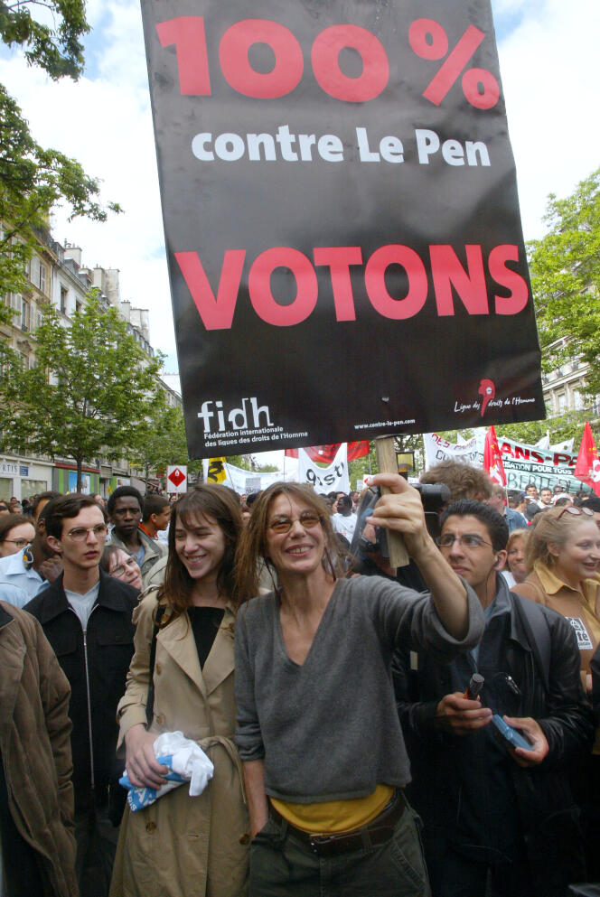 Jane Birkin (center) and her daughter Charlotte Gainsbourg march with several thousand people, on April 27, 2002 in Paris, against the far right, after the Front National candidate, Jean-Marie Le Pen, qualified for the second round of the 2002 presidential election.