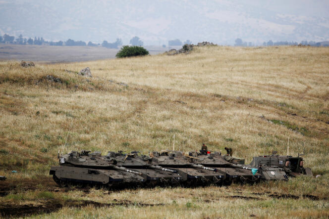 Des chars israéliens près de la la frontière avec la Syrie, sur le plateau du Golan occupé par Israël, le 9 mai.