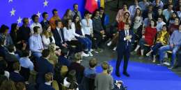 Ο Γάλλος πρόεδρος Εμμανουήλ Macron κατέχει κεντρική ομιλία μπροστά από τους φοιτητές του πανεπιστημίου του Άαχεν μετά είναι λευκό Βραβευμένη με το Βραβείο Καρλομάγνου στο Άαχεν, Γερμανία, 10 Μαΐου, 2018. REUTERS / Thilo Schmuelgen