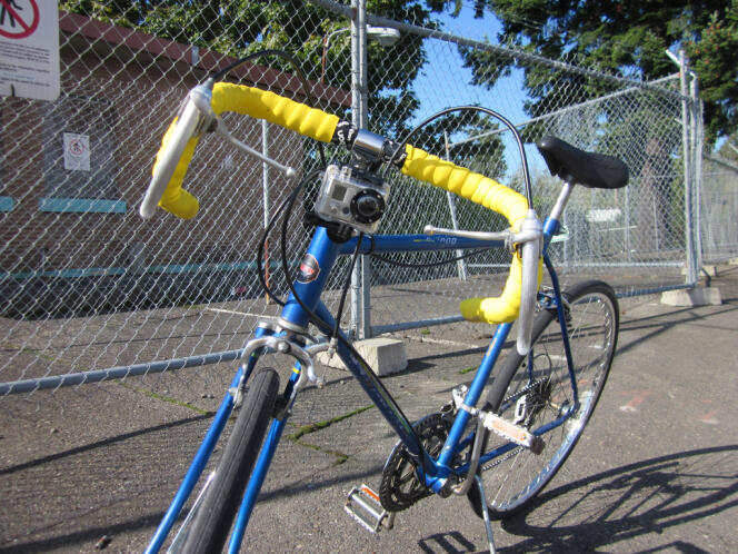 La caméra fixée sur le guidon permet au cycliste d’enregistrer ses trajets et d’utiliser au besoin les images contre un agresseur potentiel.
