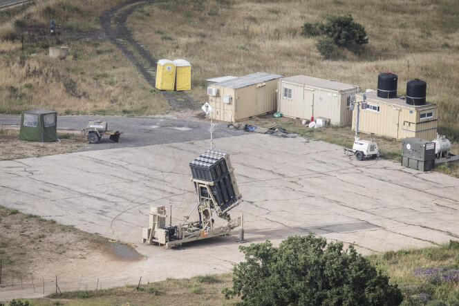Le système israélien de défense aérienne utilise de petits missiles guidés par radar, pouvant anéantir en plein vol des roquettes de courte portée et des obus d’artillerie et de mortier.