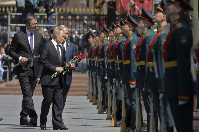 Le président russe Vladimir Poutine (deuxième à gauche), le président serbe Aleksandar Vucic (à gauche), et le premier ministre israélien Benyamin Nétanyahou lors d’une cérémonie marquant le 73e anniversaire de la défaite des nazis durant la seconde guerre mondiale, le 9 mai à Moscou.