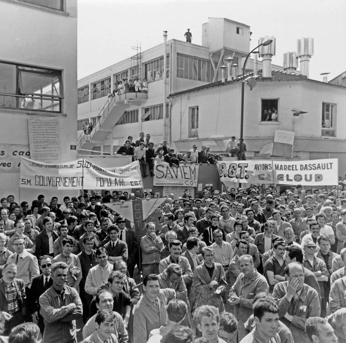 Grévistes devant l'usine Sud-Aviation de Suresnes (Hauts-de-Seine), en mai 1968.
