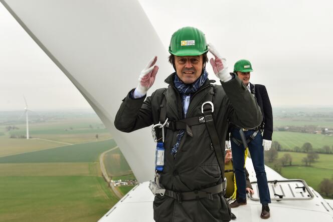 Le ministre de la transition écologique, Nicolas Hulot, visite un parc éolien, à Juillé, dans la Sarthe, le 8 janvier.