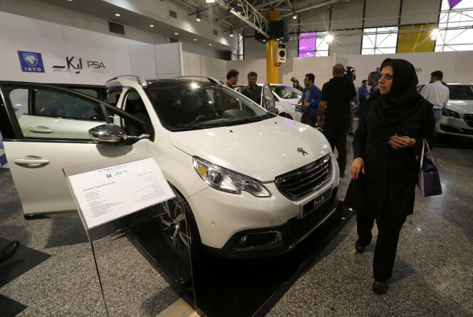 Une Peugeot 2008 présentée dans un showroom, à Téhéran, 5 octobre 2016.