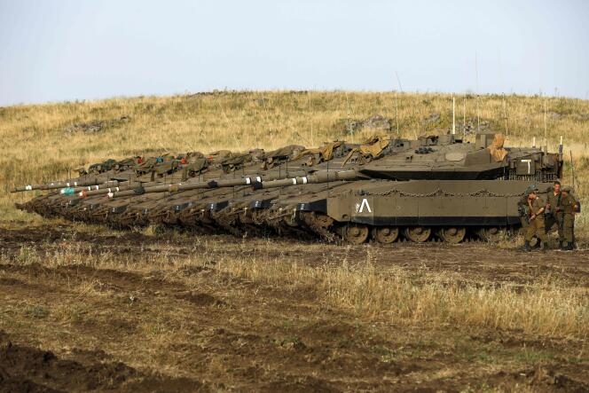 Tanks israéliens à proximité de la frontière syrienne sur le plateau du Golan annexé par Israël, le 9 mai.