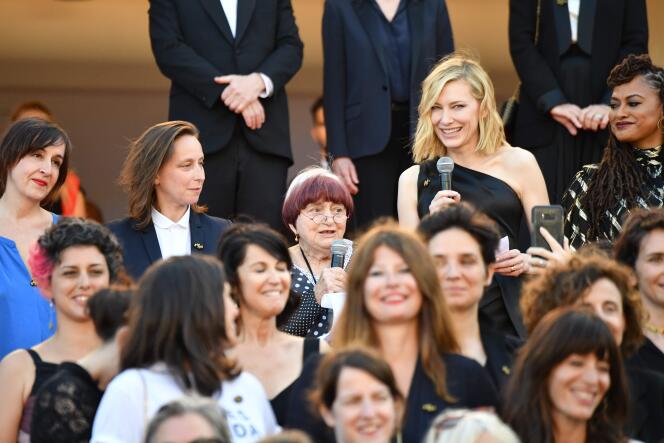 La réalisatrice Agnès Varda (au fond au centre) et la présidente du jury, Cate Blanchett, (en haut à droite) ont lu un discours commun, l’une en anglais, l’autre en français.