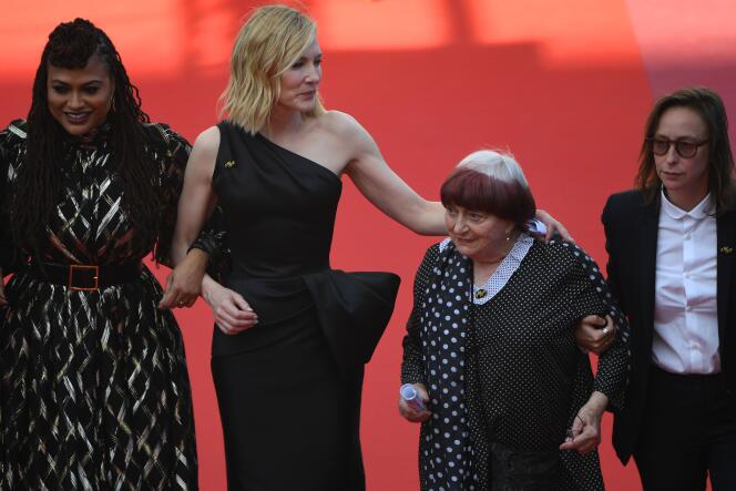 Le 12 mai 2018, Ava DuVernay, Cate Blanchett, Agnès Varda et Céline Sciamma (de gauche à droite) avaient monté les marches du Palais des festivals aux côtés de 78 autres femmes, pour montrer le nombre de réalisatrices sélectionnées en compétition officielle depuis la création du Festival en 1946.