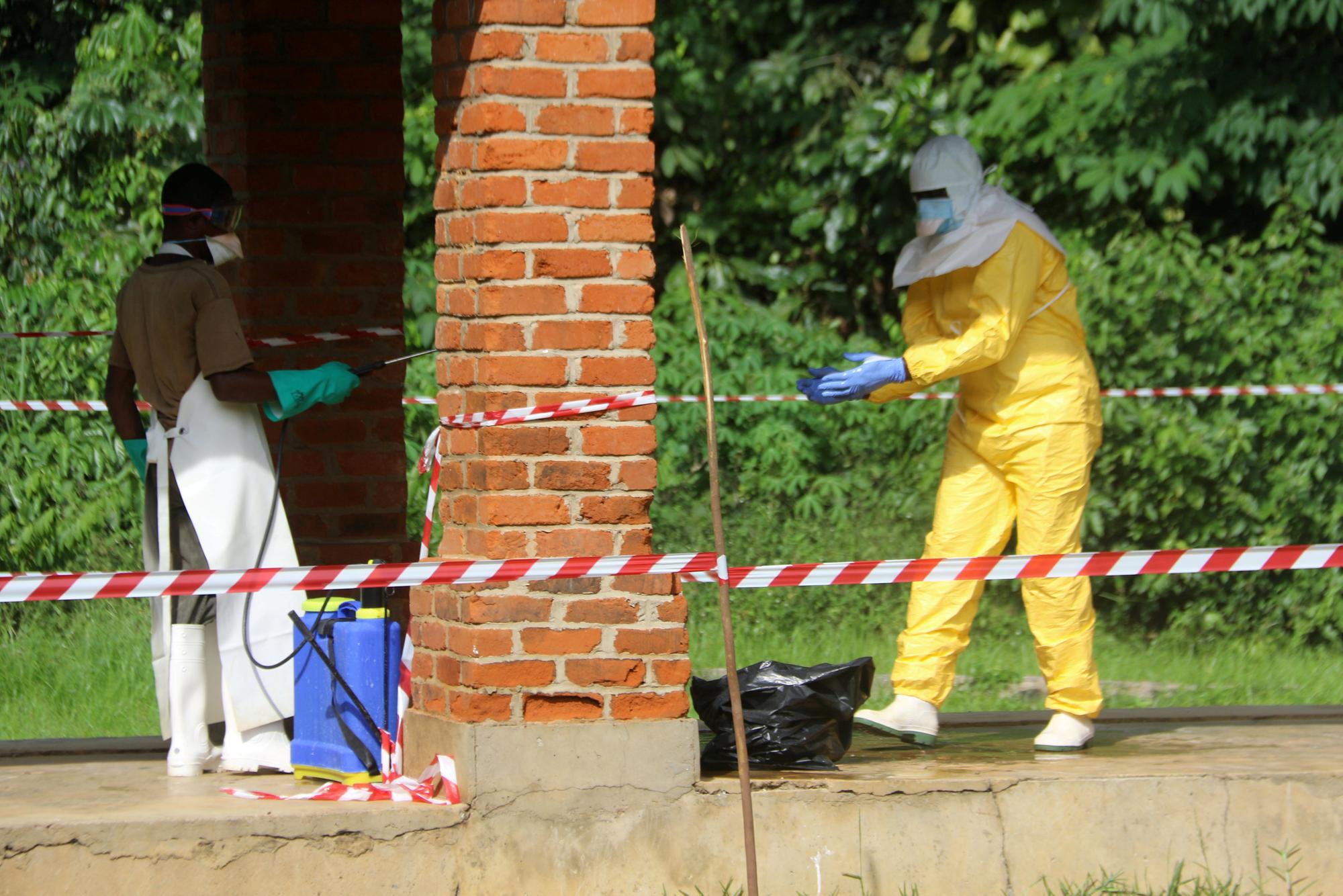 Un agent de santé est aspergé de chlore, le 12 mai, après avoir visité le service d’isolement de l’hôpital de Bikoro, qui avait alors reçu un nouveau cas suspect d’Ebola.