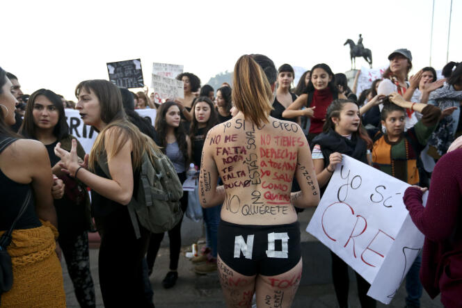 Manifestation contre les violences des hommes vis-à-vis des femmes, à Santiago du Chili, le 11 mai.