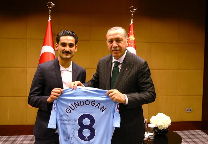 Deux Footballeurs Allemands Font Scandale En Faisant D Erdogan