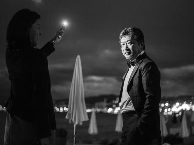Hirokazu Kore-eda sur la plage du Martinez à Cannes, le 13 mai 2018.