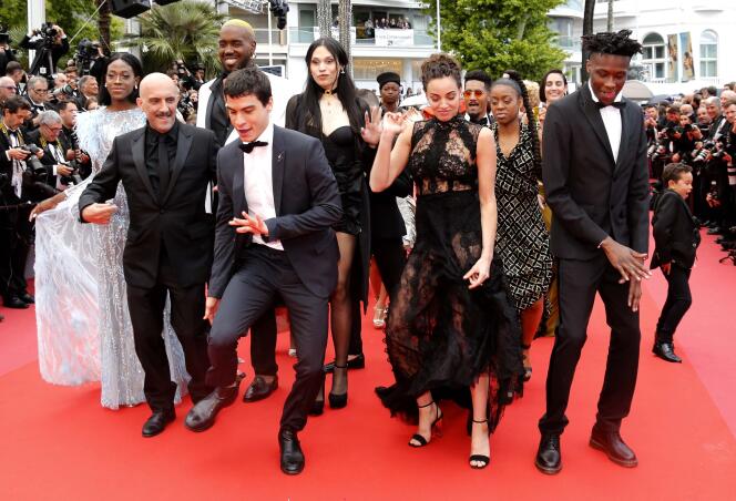 Gaspar Noé et l’équipe du film « Climax » sur le tapis rouge à Cannes, le 14 mai.