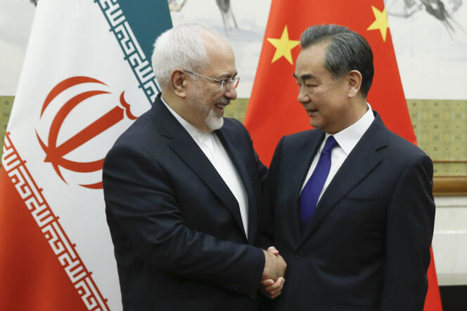 Mohammad Javad Zarif, ministre des affaires étrangères d’Iran, est accueilli par Wang Yi, son homologue chinois, à Pékin, le 13 mai.