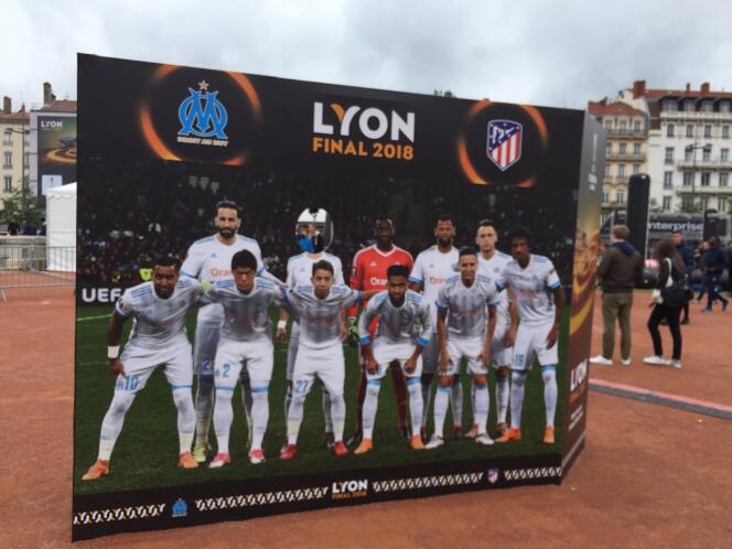 En pleine place Bellecour, un stand photo à l’effigie de l’Olympique de Marseille rappelle aux supporters lyonnais la cruelle affiche de la finale de Ligue Europa.