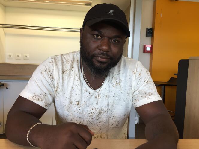 Cristiano, demandeur d’asile angolais, attend sa convocation à l’Ofpra au centre de Chignin depuis le 27 mars 2018.