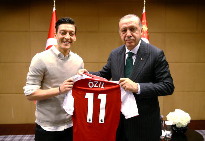 Mesut Ozil avec Recep Tayyip Erdogan, à Londres, le 13 mai.