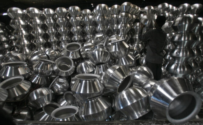 Une fabrique d’ustensiles en aluminium, en Inde, en mars 2012.