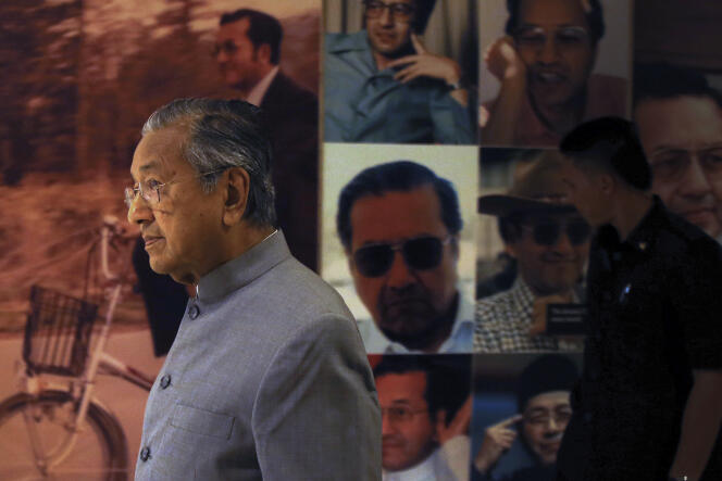 Mahathir Mohamad devant un mur composé de photos de lui à la Perdana Leadership Foundation, à Putrajaya, le 14 mai 2018.