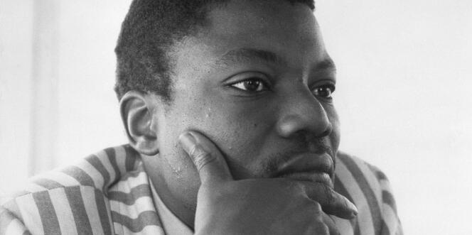 L'écrivain malien Yambo Ouologuem, lauréat du prix Renaudot 1968 pour son livre « Le Devoir de violence », à Copenhague, en août 1971.