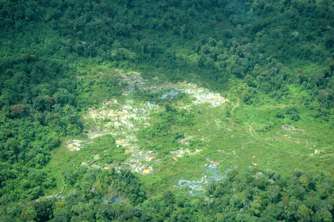 Un site minier dans le parc national de Kahuzi-Biega (République démocratique du Congo).