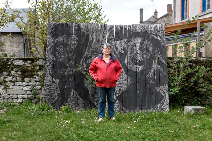 Maire de Faux-la-Montagne, Catherine Moulin est arrivée dans le village au début des années 1980, avec cinq autres étudiants de la région parisienne. Ils ont été accueillis à bras ouverts par le maire d’alors, François Chatoux, aujourd’hui mort. Leur projet de transformer le bois des forêts de résineux du plateau donnera naissance à la scierie coopérative Ambiance bois, qui a participé à redynamiser le village.