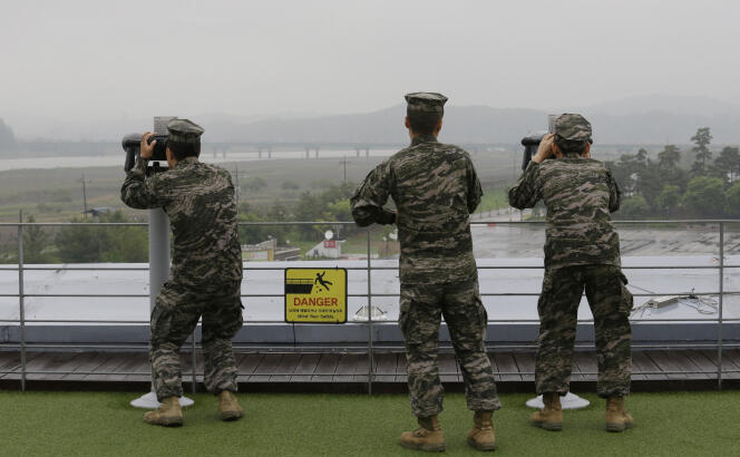 Des marins sud-coréens observent la Corée du Nord, près de Panmunjom, à la frontière entre les deux Corées, le 16 mai.