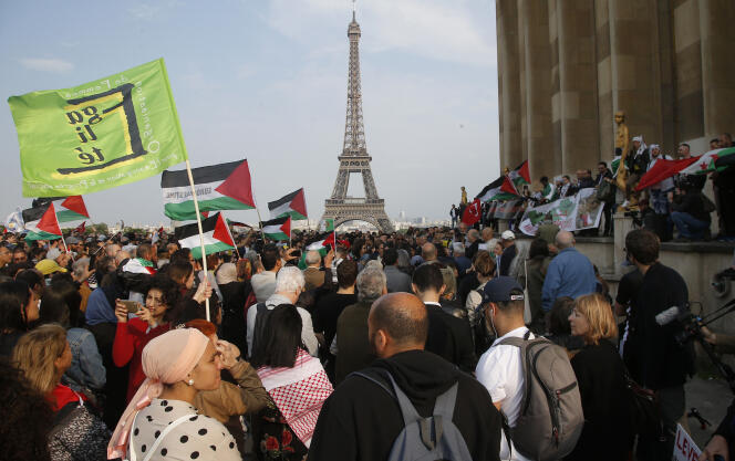 Un second rassemblement d’un millier de personnes s’est tenu le 16 mai, place du Trocadéro à Paris.
