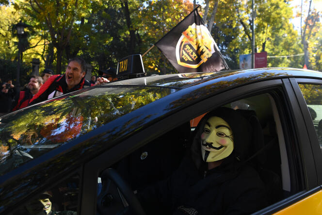 Des chauffeurs de taxi manifestent contre la concurrence de Uber et de Cabify, dans le centre de Madrid, en Espagne, le 29 novembre 2017.