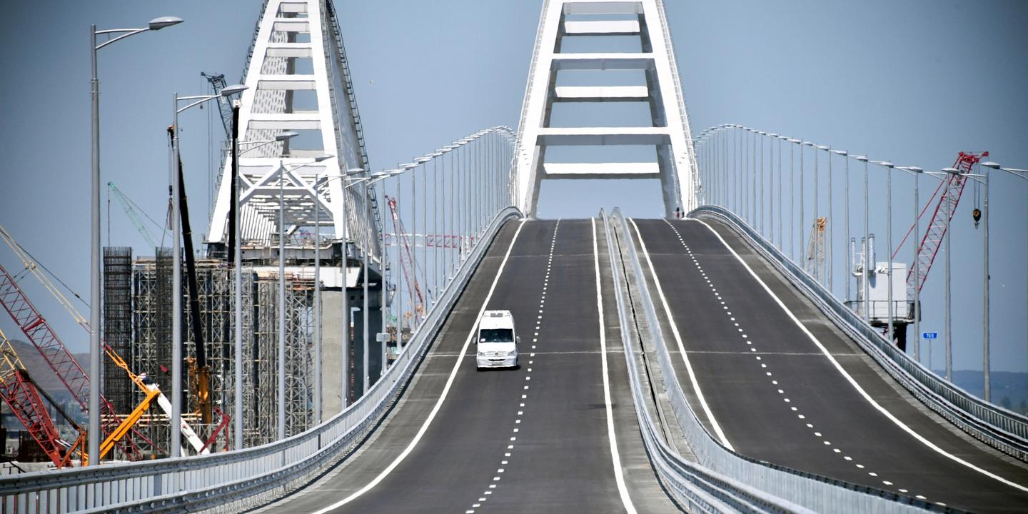 Los medios rusos informan de dos explosiones nocturnas en el puente de Crimea