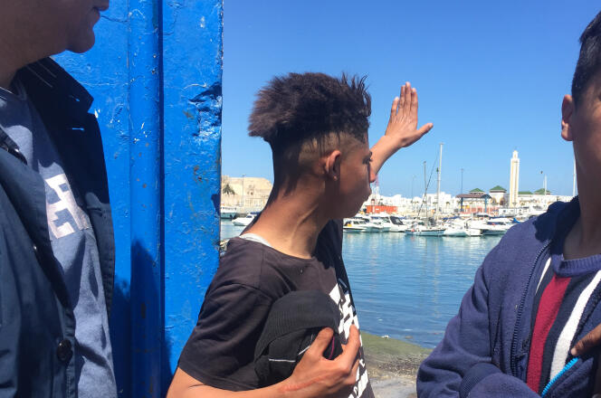 Un jeune marocain, candidat à l’émigration, dans l’attente d’une opportunité de passage sur le port de Tanger, le 3 mai.