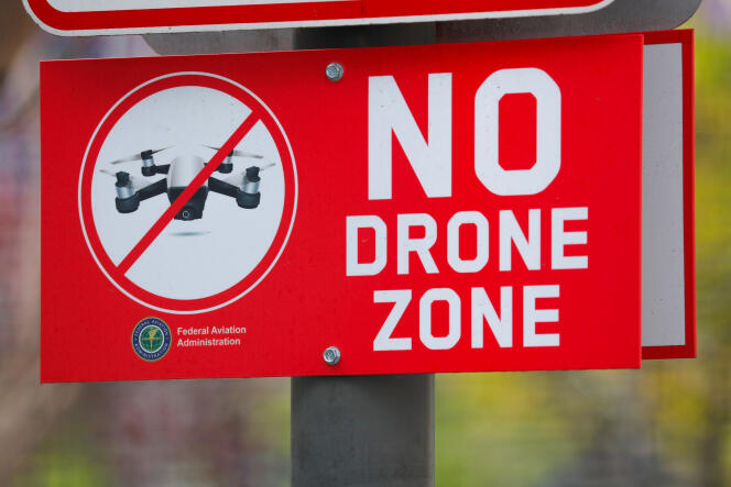 Un panneau signalant l’interdiction de faire voler un drone près de San Diego, en Californie.